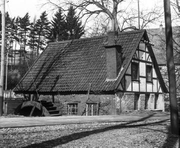 Schleifkotten der Firma Winkhaus in Halver-Carthausen - aufgegeben in den 1960er Jahren, später abgerissen zu Gunsten einer Straßenverbreiterung. Ansicht 1929, Vergleichsaufnahme von 2015 siehe Bild 11_4614.