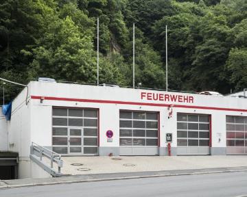 Feuerwehrhaus am Standort der ehemaligen Drahtrolle am Silbersiepen in Altena (Bachstraße 59). Ansicht 2015, historische Vergleichsaufnahme siehe Bild 11_4580.