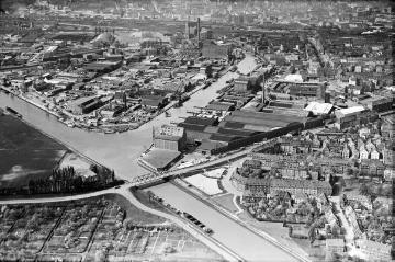 Münster um 1954: Dortmund-Ems-Kanal und Stadthafen. Im Vordergrund: Kanalbrücke Schillerstraße und Herz-Jesu-Viertel. Im Hintergrund: Gleisanlagen des Güterbahnhofs.