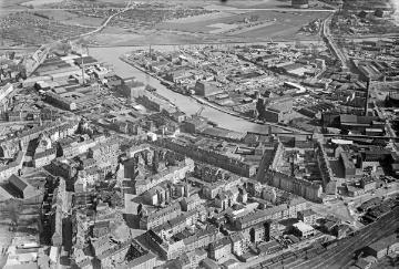 Münster, April 1954: Hansaviertel mit Hansaring (diagonal) und Stadthafen. Obere Bildhälfte: Dortmund-Ems-Kanal mit den Kanalbrücken Schillersstraße (links) und Albersloher Weg (rechts).