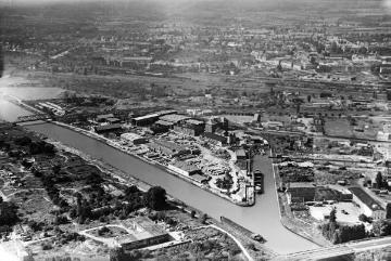 Münster, April 1954: Dortmund-Ems-Kanal mit Stadthafen II und Gleisanlagen des Güterbahnhofs.