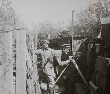 Beobachtungsposten, rechts Leutnant Otto Mötje