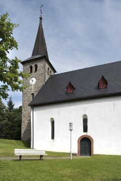 Andreas-Kirche in Elsoff, Pfarrkirche der ev. Lukas-Gemeinde Elsoff-und Edertal, erbaut im 12. Jh. auf dem Kirchhügel Auf dem Scheid. Ansicht im Juli 2016.