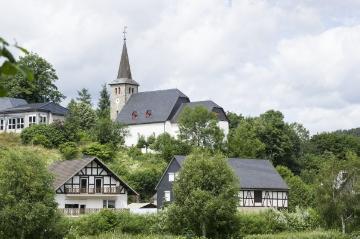 Fachwerkdorf Elsoff mit Andreas-Kirche, Pfarrkirche der ev. Lukas-Gemeinde Elsoff- und Edertal, erbaut im 12. Jh. Links: Gemeindehaus von 1984 in der Ausbauphase. Juli 2016.