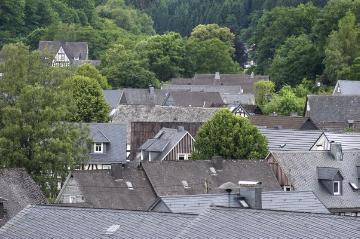 Dorfzentrum Elsoff: Blick auf schiefergedeckte Fachwerkhäuser vom Kirchhügel aus. Juli 2016.