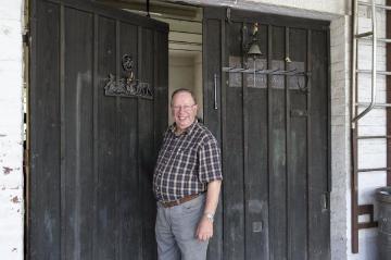Menschen in Elsoff: Zu Besuch bei Georg Zacharias, Schmied im Ruhestand - hier am Eingang seiner Schmiede. Juli 2016, Am Reitelsberg.