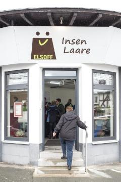 Dorfladen Elsoff am Tag seiner Eröffnung am 10. November 2016. Das Lebensmittelgeschäft mit Poststation wurde von 90 Mitgliedern der Insen Laare Elsoff e. V. gegründet, nach zweijähriger Vorbereitung im leerstehenden Ladenlokal Brückenstraße 2 eingerichtet und wird von 20 Ehrenämtlern betrieben.