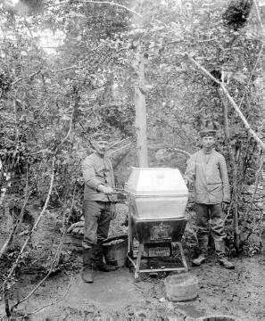 Soldaten mit Waschtrommel [Frontalltag im Ersten Weltkrieg?]. Standort unbekannt, undatiert.
