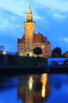 Altes Hafenamt mit 38 m hohem Turm, erbaut 1898/99 im Stil der Neorenaissance, Architekt: Friedrich Kullrich, Baudenkmal - heute Sitz der Wasserschutzpolizei, Sunderweg 130
