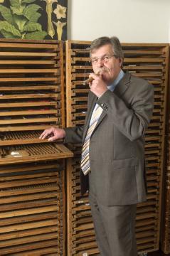 Rainer Göhner, Geschäftsführer der Zigarrenfabrik Arnold André, Bünde, eröffnet 1851 als Filiale des Unternehmens in Osnabrück (gegründet 1817) - hier im Probenlager, in dem Sortimentsproben von allen Produktionschargen archiviert werden. Juni 2015.