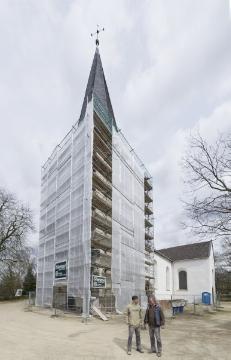 Ev. Laurentius-Kirche, Bünde, ältester  Kirchenbau im Kreis Herford - Gründung 9. Jh., heutiger Kernbau 13. Jh. Ansicht im April 2015 während einer mehrjährigen Außen- und Innensanierung bis 2018. 