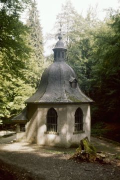 Alte Waldenburger Kapelle am Ostufer des Biggesees, erbaut 1712, seit dem 18. Jh. Marienwallfahrtsstätte, 1965 wegen Flutung der Biggetalsperre abgetragen und in höherer Lage mit altem Dachstuhl neu errichtet