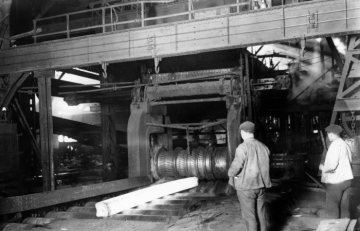 Stahlformung auf der Walzstraße - ohne Standortangabe, vermutlich: Stahlwerk Phoenix-Ost in Dortmund-Hörde, undatiert, um 1930?