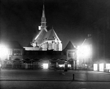 Die Propsteikirche Johannes der Täufer bei Nacht