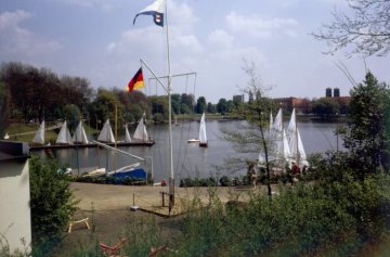 Aasee, Nordufer: Bootshafen mit Fahnen des Segelclubs Münster