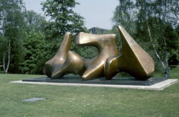 'Vertebrae' (Wirbel) - Bronzeplastik von Henry Moore (1969) vor der Landesbausparkasse (LBS) in Münster (Himmelreichallee)