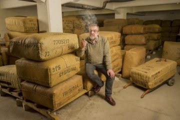 Geschäftsführer Phillip Schuster im hauseigenen Tabaklager der Cigarrenfabrik August Schuster, Bünde, 2015. 