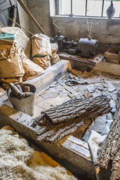 Im Gerbereimuseum Enger (historische Gerberei Sasse, gegr. 1740): Leimledergrube mit gesammelten Hautabfällen, aus denen unter Verwendung von Eichenrinde Leim gekocht wurde. 