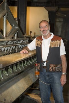 Tag der Offenen Tür im Gerbereimuseum Enger, August 2015: Manfred Franke vom Verein Gerbereimuseum Enger e.V. hat sich für das Kinderprogramm "Lederstrumpf und die Indianer" kostümiert.