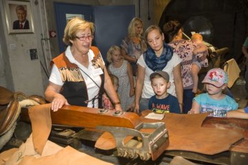 Tag der Offenen Tür im Gerbereimuseum Enger, August 2015: Museumsführerin Frau Bartsch vom Verein Gerbereimuseum Enger e.V. erklärt die Verarbeitungsschritte der historischen Lederverarbeitung.
