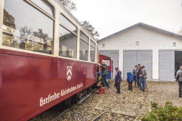 Kleinbahnmuseum Enger, eröffnet 2009. Das Museum präsentiert eine Diesellok und zwei Personenwaggons der Herforder Kleinbahnen GmbH, die von 1900 bis 1966 eine Schmalspurstrecke zwischen Wallenbrück/Spenge und Vlotho betrieb. Ansicht mit Ausstellungshalle im November 2015.
