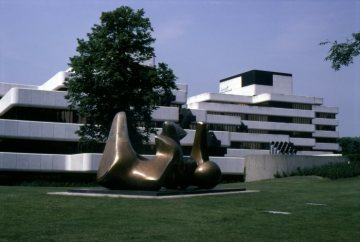 Gebäude der Landesbausparkasse (LBS) in Münster, Himmelreichallee - erbaut 1969, Architekt: Harald Deilmann. Im Vordergrund: "Vertebrae" (Wirbel) - Bronzeplastik von Henry Moore (1969).