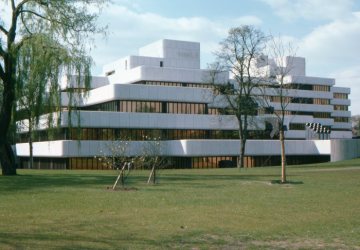 Gebäude der Landesbausparkasse (LBS) in Münster, Himmelreichallee - erbaut 1969 auf dem Gelände des ehemaligen Zoologischen Gartens. Architekt: Harald Deilmann (Ansicht von der Ostseite).