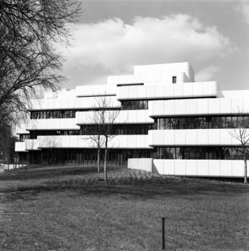 Gebäude der Landesbausparkasse (LBS) in Münster, Himmelreichallee - erbaut 1969 auf dem Gelände des ehemaligen Zoologischen Gartens. Architekt: Harald Deilmann (Ansicht von der Südseite).