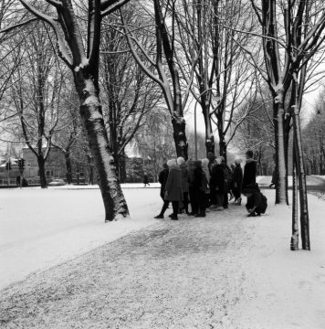Schulklasse in der verschneiten Promenade Höhe Hörsterstraße