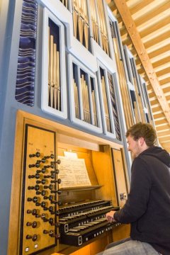 Hochschule für Kirchenmusik der evangelischen Kirche von Westfalen, Herford: Student David Ludewig an der Orgel. Mai 2015.