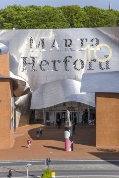 10 Jahre Marta Herford 2015: Das "Museum für Kunst, Architektur, Design" wurde nach Plänen des Architekten Frank Gehry (Kalifornien, USA) erbaut und im Mai 2005 eröffnet. 