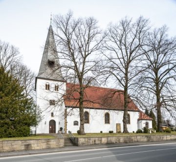 Ev. Pfarrkirche St. Gangolf, Hiddenhausen. Kirchturm als ältester Bauteil errichtet um 800 als Wehr- und Speicherturm, nach Zerstörung im Dreißigjährigen Krieg Wiederaufbau bis 1665. Ansicht im März 2015.