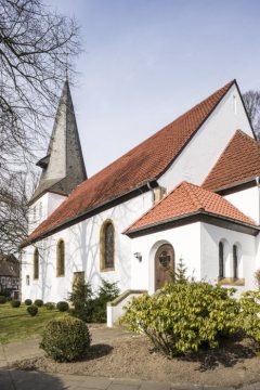 Ev. Pfarrkirche St. Gangolf, Hiddenhausen. Kirchturm als ältester Bauteil errichtet um 800 als Wehr- und Speicherturm, nach Zerstörung im Dreißigjährigen Krieg Wiederaufbau bis 1665. Ansicht im März 2015.