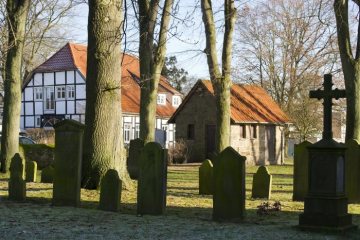 Stiftsfriedhof an der ev. St. Marien-Kirche zu Quernheim, bis 1810 Kirche eines freiweltlichen Damenstiftes. Ansicht im Februar 2013.