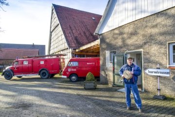 Feuerwehrmuseum Kirchlengern, entstanden aus jahrzehntelanger Sammlertätigkeit des Feuerwehrmanns Hans Kleemeier (rechts, heute Museumsleiter), eröffnet 1990 auf einem historischen Meierhof von 1802 im Ortsteil Häver. Februar 2013.