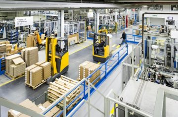 Produktionshalle der Hettich Holding, Kirchlengern, Vahrenkampstraße - einer der weltgrößten Hersteller von Möbelbeschlägen mit Produktionsstätten in 15 Ländern. November 2013.