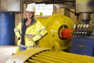 Im Kraftwerk Kirchlengern, August 2013: Industriekauffrau Leonie Wölker, Mitarbeiterin der Energieservice Westfalen Weser GmbH, im Generatorraum. 