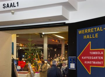 Weihnachtsmarkt in der Werretalhalle Löhne - Veranstaltungshalle und Sitz der Städtischen Galerie, der Volkshochschule, des Jugendzentrums "Riff" und der Jugendkunstschule. Alte Bünder Straße, März 2015.