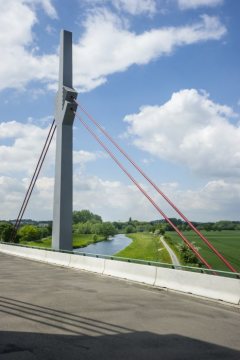 Bundesautobahn A30 bei Löhne, Mai 2015: Neue Autobahnbrücke der Nordumgehung über die Werre im Bereich Börstelstraße und Blutwiese.