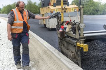 Bundesautobahn A30 bei Löhne, Mai 2015: Asphaltierung eines neu erbauten Trassenabschnitts der Nordumgehung über die Werre.