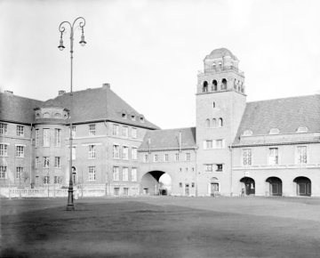 Die Overberg-Grundschule (links des Torbogens) und der "Saalbau" (Veranstaltungshaus) am Marktplatz