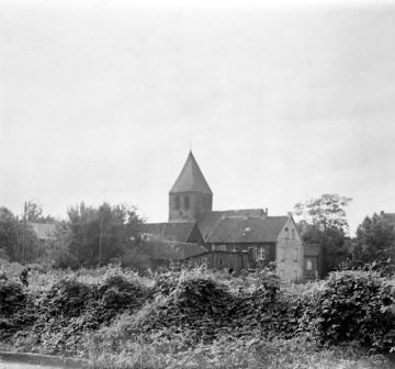 Blick auf Brackel mit der ev. Pfarrkirche St. Johannes der Täufer, um 1920?