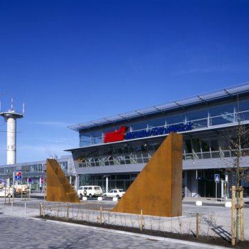 Eröffnet 1995: Flughafenterminal Münster/Osnabrück - Teilansicht mit Stahlplastik und Radarturm