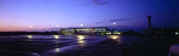 Flughafen Münster/Osnabrück: Terminalgebäude und Rollfeld in abendlicher Beleuchtung