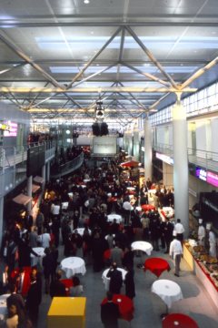 Eröffnung des Flughafenterminals Münster/Osnabrück - Verköstigung der Besuchermassen in der Halle