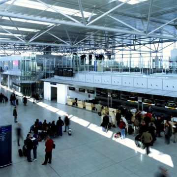 Im Flughafenterminal Münster/Osnabrück, eröffnet 1995: Fluggastschalter der Abfertigungshalle