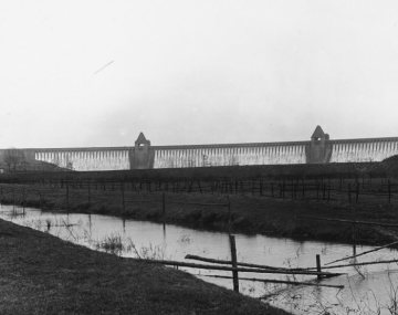 Überlauf der Möhnetalsperre - landseitige Ansicht der 650 langen Staumauer mit Tosbecken, erbaut 1908-1912, Architekt: Franz Brantzky, Köln, eingeweiht am 12. Juli 1913 - undatiert, evtl. erster Überlauf 1913?