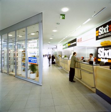 Im Flughafenterminal Münster/Osnabrück, eröffnet 1995: Schaltertrakt der Autovermietungen