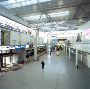 Im Flughafenterminal Münster/Osnabrück, eröffnet 1995: Schaltertrakt der Reiseagenturen