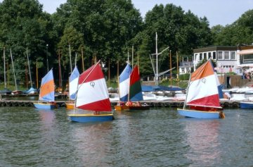 Auslaufende Segelboote: Bootsverleih am Aasee (Nordufer)